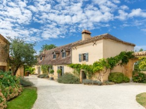5 Bedroom Renovated Farmhouse with Swimming Pool in Sainte Croix, Nouvelle Aquitaine, France